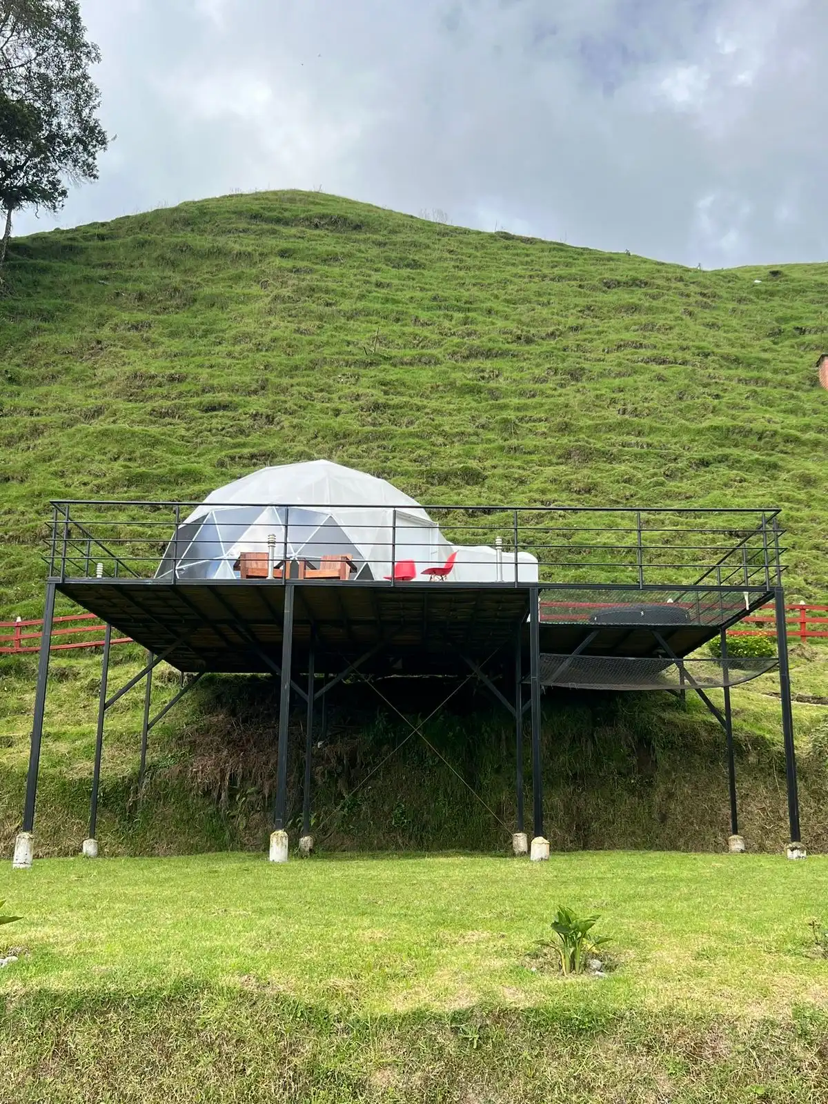 Domo del Glamping Reserva del Ruiz de noche