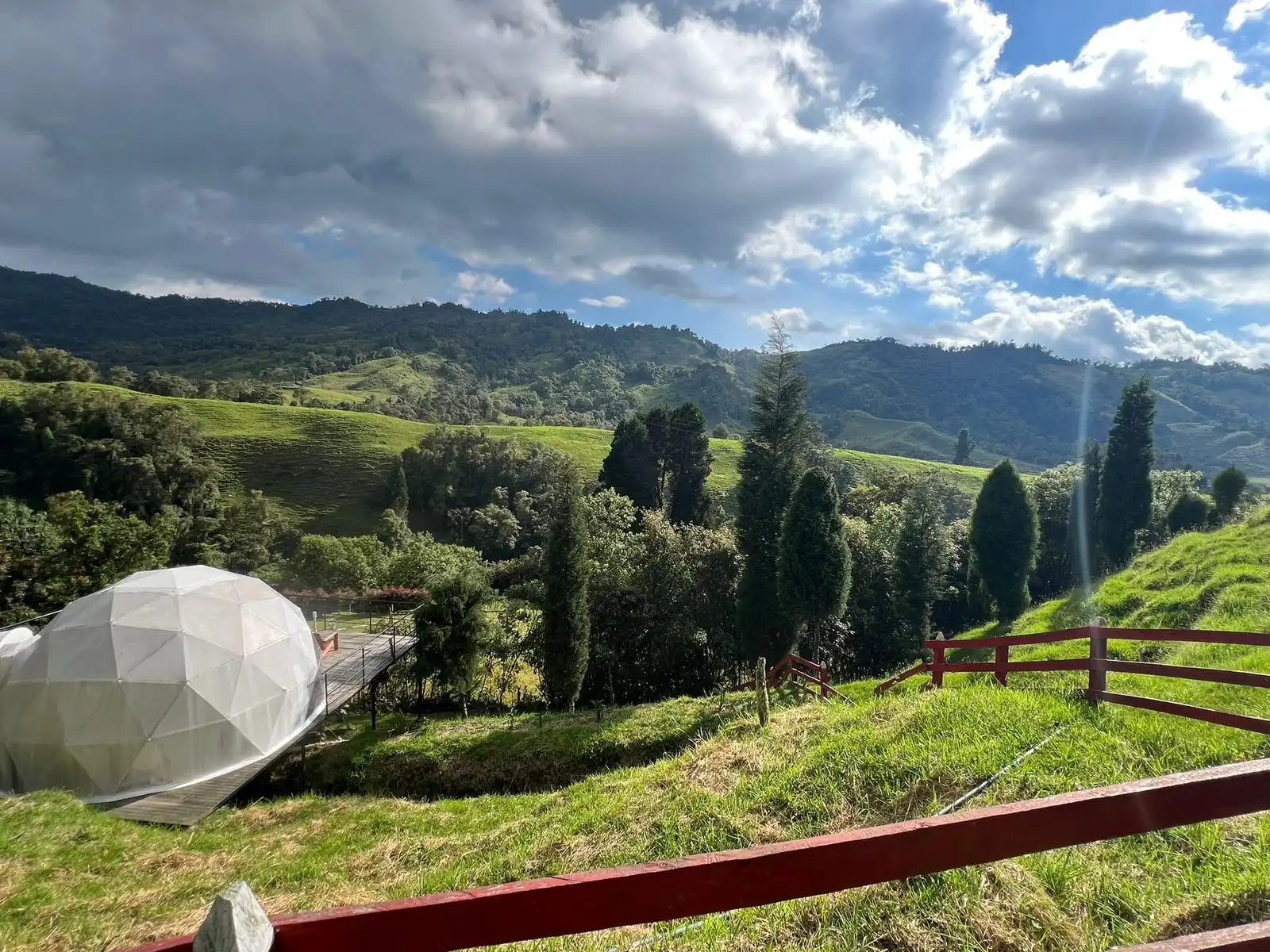 Domo del glamping sobre el valle